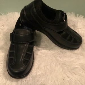 BRAND NEW Orthofeet comfort shoes Size 7.5 WIDE